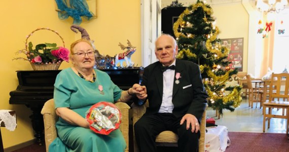 60 lat temu, dzień przed wigilią Bożego Narodzenia, dwoje młodych ludzi złożyło sobie przysięgę małżeńską. Dziś 23 grudnia Zofia i Andrzej Sypniewscy z Łodzi świętują diamentowe gody. 