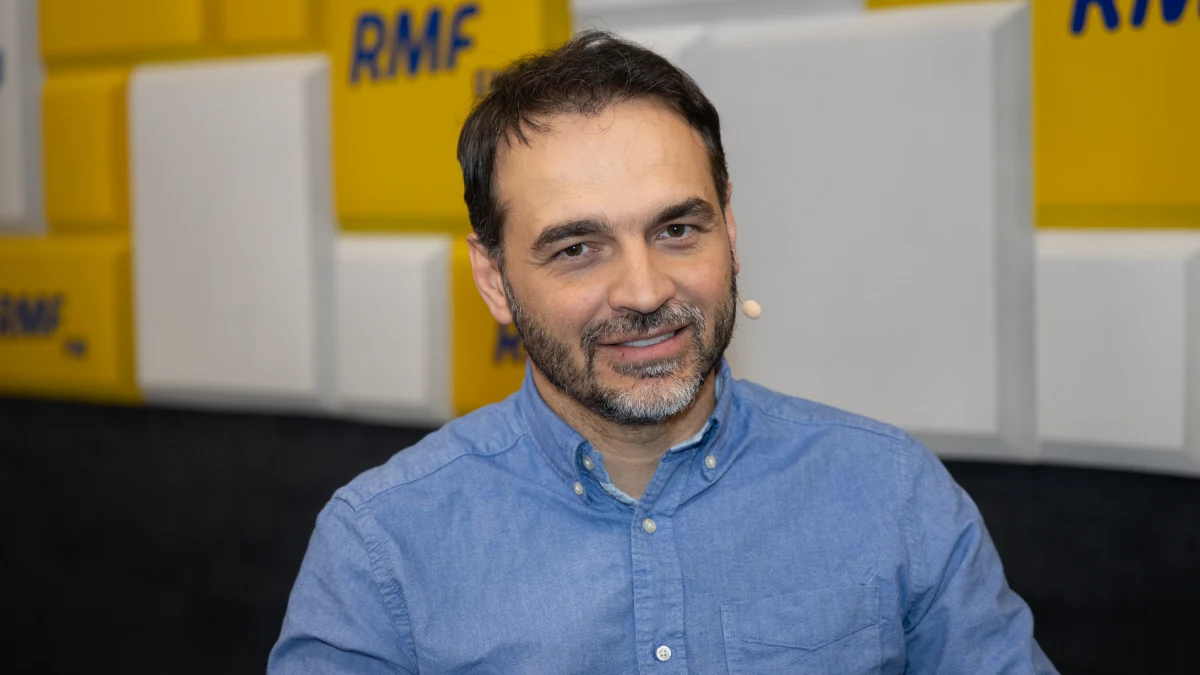 "Przy świątecznym stole możemy sobie pozwolić na większą szczerość, na otwartość. Otoczka Bożego Narodzenia taka powinna być. Ale czy będzie? Mam pewne wątpliwości" – przyznaje dr Konrad Maj z Katedry Psychologii Społecznej Uniwersytetu SWPS. Jak zauważa, przy wigilijny stole składamy sobie życzenia, ale rzadko pada słowo "przepraszam". "To jest taki moment, że powinniśmy przyznać się do błędów w stosunku do siebie, w stosunku do innych. To jest moment do ogólnej refleksji" – wyjaśnia. "Przepraszanie to nie słabość, to odwaga!" – podkreśla psycholog. Jak przeprosić, żeby rzeczywiście przeprosić, jakie słowa powinny paść, zanim wyciągniemy rękę po zgodę? – na te pytania odpowiada gość Piotra Salaka w Popołudniowej rozmowie w RMF FM.  