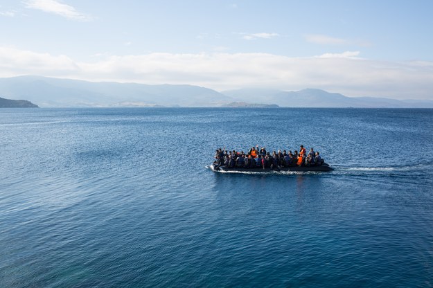 Łódź z migrantami wpadła na skały. Co najmniej 4 ofiary