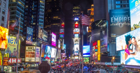 Imprezy sylwestrowe na nowojorskim Times Square odbędą się w tym roku na mniejszą skalę. Biuro burmistrza Nowego Jorku Billa de Blasio zapowiedziało, że będzie mogła wziąć w nich udział ograniczona liczba uczestników i wszyscy będą musieli nosić maseczki.