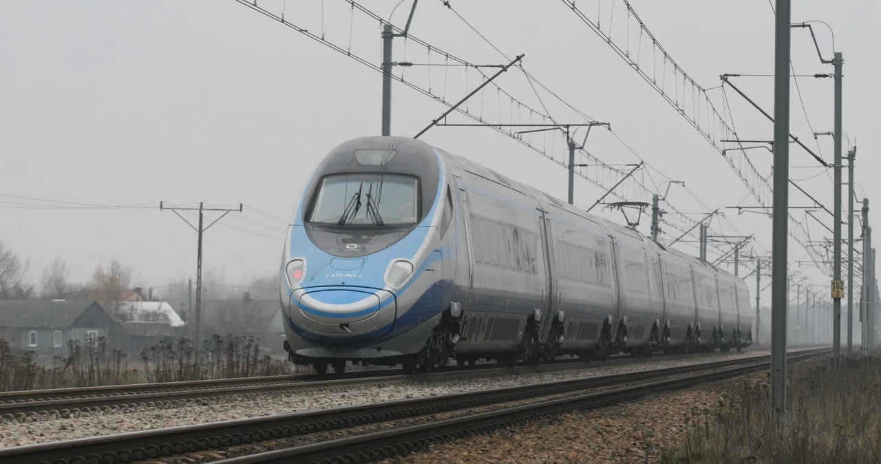 Pociąg pendolino na Centralnej Magistrali Kolejowej