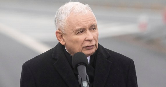Nie wykluczam, że powstająca już zapora na granicy z Białorusią będzie musiała zostać wzmocniona, przedłużona na granicę z Ukrainą - powiedział w wywiadzie dla "Gazety Polskiej Codziennie" prezes PiS Jarosław Kaczyński. 