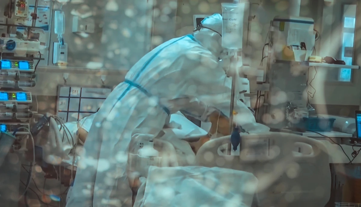 Przy zakażeniu Omikronem ryzyko hospitalizacji spada o 50-70 proc. w porównaniu z poprzednimi wariantami, w tym Deltą - wykazało badanie Brytyjskiej Agencji Bezpieczeństwa Zdrowotnego (UKHSA), o którym pisze na swojej stronie internetowej BBC. 