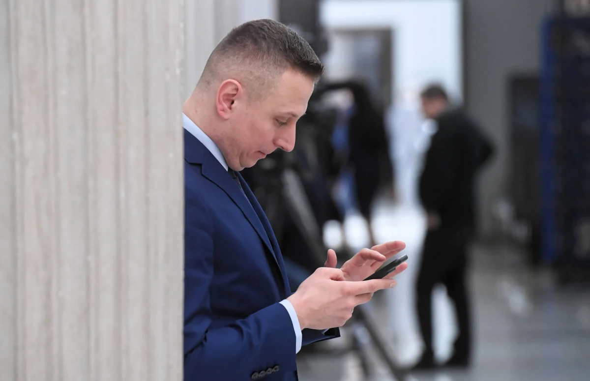 Agencja AP poinformowała wczoraj, że komórka senatora KO Krzysztofa Brejzy w 2019 roku została ponad 30 razy zhakowana przy pomocy oprogramowania szpiegowskiego Pegasus. „Kalendarz włamań pokrywa się w stu procentach z wyborami (europejskimi i parlamentarnymi)” – komentuje w rozmowie z RMF FM Krzysztof Brejza. Jego zdaniem włamano się do telefonu z powodów czysto politycznych.