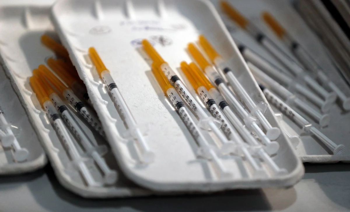 Wysoki Urząd ds. Zdrowia (HAS) Francji zalecił, by dawka przypominająca szczepionki przeciw Covid-19 była podawana po trzech miesiącach, a nie jak dotąd, po pięciu. Decyzję uzasadniono trwającą w kraju piątą falą infekcji koronawirusem i wysoce zakaźnym wariantem Omikron. 