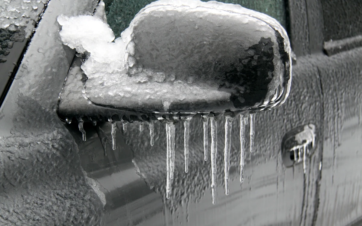 Polska jest podzielona pogodowo. "Na północy jest mroźno i pada śnieg, zaś na zachodzie kraju pogoda jest deszczowa" – przekazał Karol Walczak, synoptyk Instytutu Meteorologii i Gospodarki Wodnej. Organizacja wydała ostrzeżenia pierwszego stopnia przed oblodzeniem, zawiejami i zamieciami śnieżnymi oraz intensywnymi opadami śniegu i marznącego deszczu. Obowiązują one na terenie prawie całego kraju. 