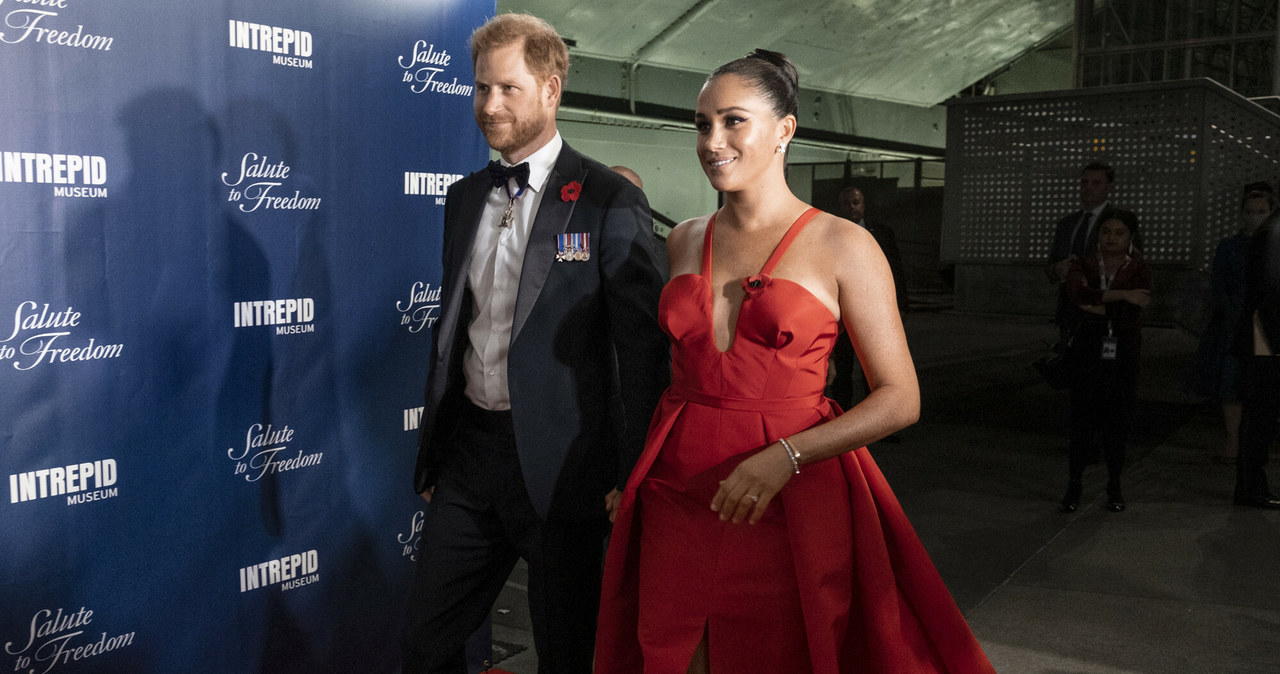 Książę Harry i księżna Meghan podzielili się pierwszym zdjęciem swojej córeczki Lilibet. Zdjęcie załączono do życzeń świątecznych przesłanych przez fundację charytatywną Archwell, którą założyła para książęca.