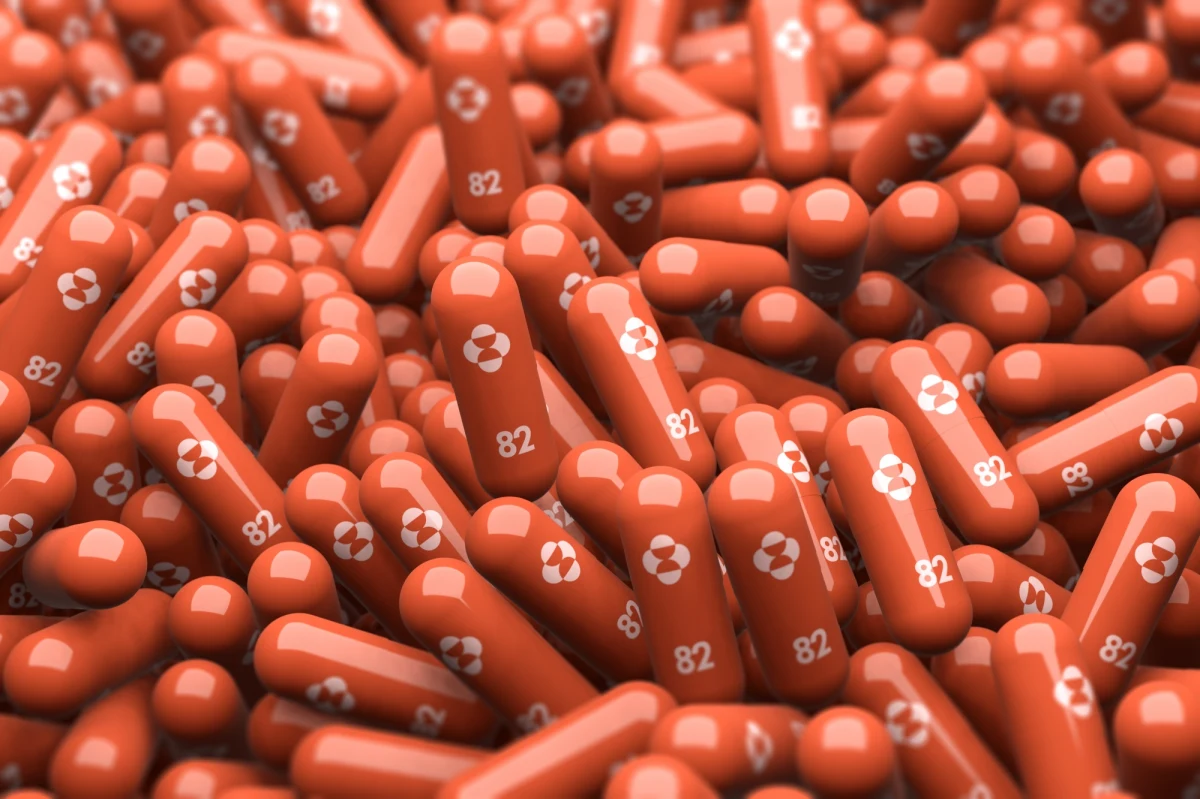 Komisja ministerstwa zdrowia Japonii wydała autoryzację na użycie molnupirawiru - leki przeciw Covid-19 w formie tabletki, wyprodukowanego przez koncern Merck & Co. - poinformowano. Od przyszłego tygodnia dostępnych będzie pierwszych 200 tys. dawek leku. Będzie to także pierwszy tego rodzaju preparat stosowany w Japonii. 