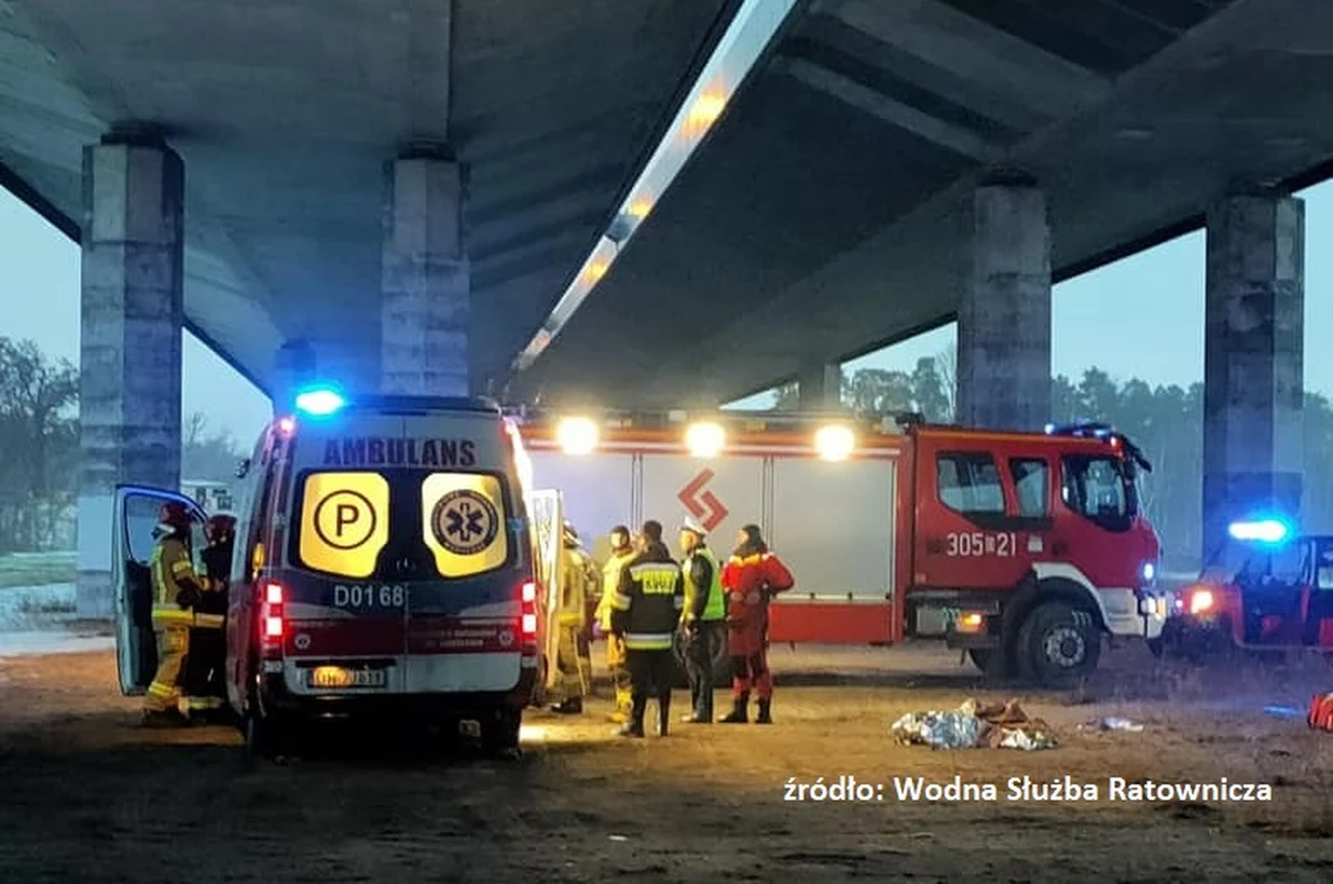 Jedna z uczestniczek niegroźnej kolizji na moście Rędzińskim we Wrocławiu wyszła z samochodu i nie zauważając szczeliny pomiędzy pasami jezdni spadła z wysokości kilkunastu metrów. Z licznymi obrażeniami trafiła do jednego z wrocławskich szpitali. Nadal jest hospitalizowana.