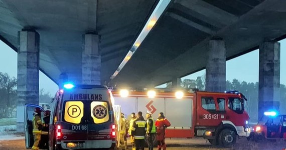 Jedna z uczestniczek niegroźnej kolizji na moście Rędzińskim we Wrocławiu wyszła z samochodu i nie zauważając szczeliny pomiędzy pasami jezdni spadła z wysokości kilkunastu metrów. Z licznymi obrażeniami trafiła do jednego z wrocławskich szpitali. Nadal jest hospitalizowana.