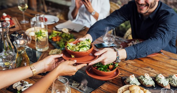 Jeden na pięciu Brytyjczyków na stół wigilijny podał w tym roku potrawy wegańskie - wynika z badania brytyjskiej organizacji Vegan Society (VS). Świąteczny raport jednej z głównych brytyjskich sieci supermarketów Tesco wskazuje z kolei, że już co czwarty dorosły Brytyjczyk w te święta przygotuje dania wegańskie lub wegetariańskie.