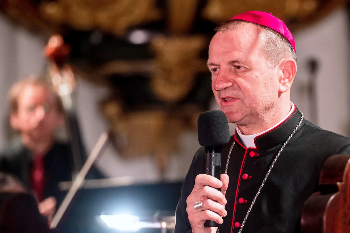 "Miłość i dobroć Boża objawiona w Betlejem jest dla naszych rodzin, przyjaciół, bliskich, ale także dla osób na peryferiach ludzkiej egzystencji - przybyszy, uchodźców i imigrantów pukający do drzwi naszego kraju" - podkreślał w orędziu na Boże Narodzenie metropolita gdański abp Tadeusz Wojda SAC. "Otwórzmy swoje serce na przychodzącego do nas Boga w Jezusie Chrystusie, a wówczas nasze serce będzie otwarte na oścież także dla drugiego człowieka. Udajmy się w naszej duchowej pielgrzymce do Betlejem na spotkanie z Panem i prośmy Go, aby nas ubogacił swoimi darami: pokojem, radością, miłością" - zachęcił.