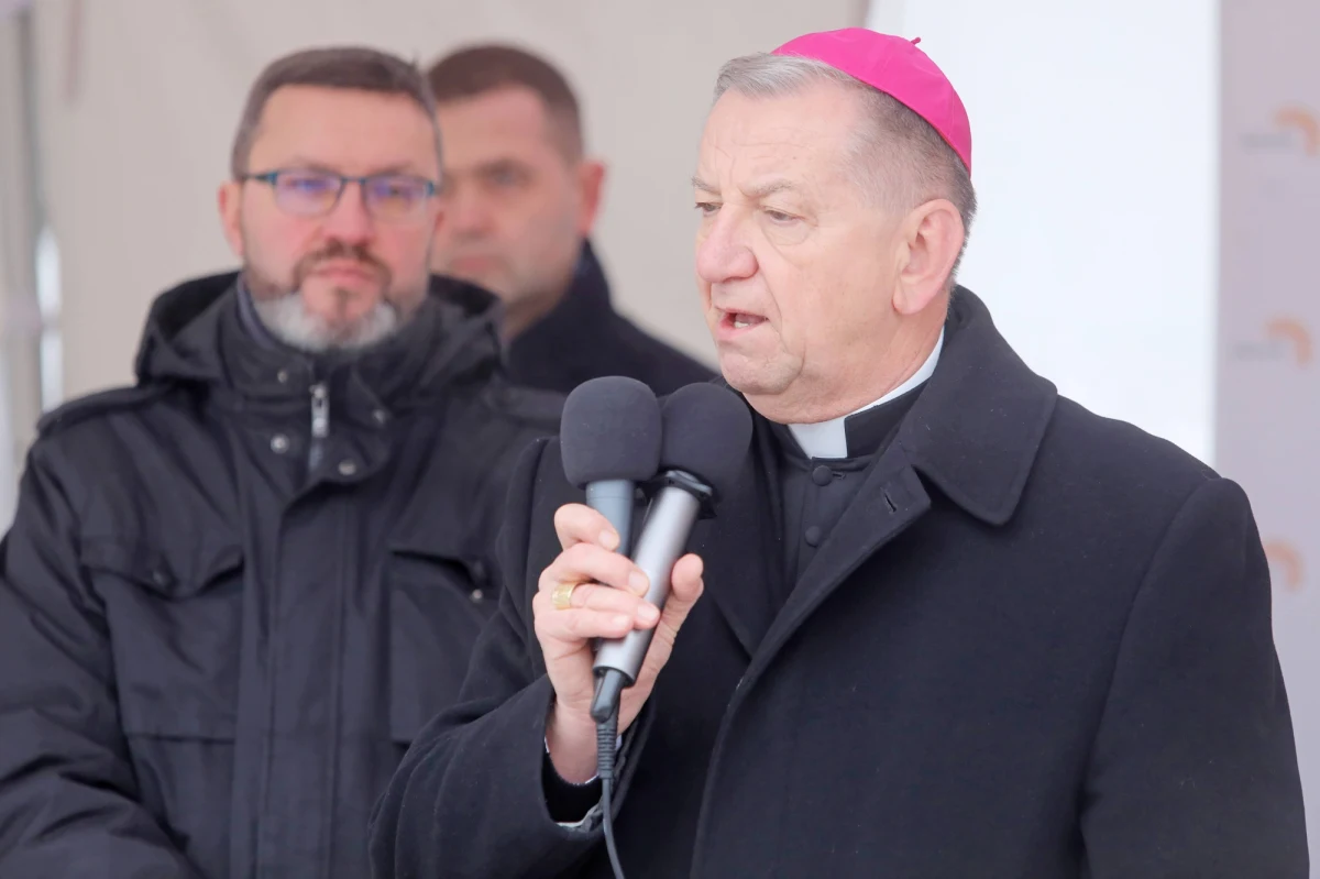 ​"W trosce o dobro polskiego i białoruskiego narodu konieczne jest opamiętanie i dialog, by odbudować zaufanie i dobrosąsiedzkie relacje" - uważa metropolita białostocki, abp Józef Guzdek. W homilii w czasie pasterki mówił przede wszystkim o zaufaniu. "Boże Narodzenie jest znakiem niezwykłego zaufania Boga do ludzi. Z tego wydarzenia płynie niezwykle ważne przesłanie - zaufaj Bogu i ludziom, naśladuj Boga i buduj na zaufaniu, wszak to najpewniejszy fundament każdej wspólnoty: małżeńskiej i rodzinnej, wspólnoty pracy i służby" - mówił podczas uroczystości, którym przewodniczył w nocy z piątku na sobotę w archikatedrze w Białymstoku.