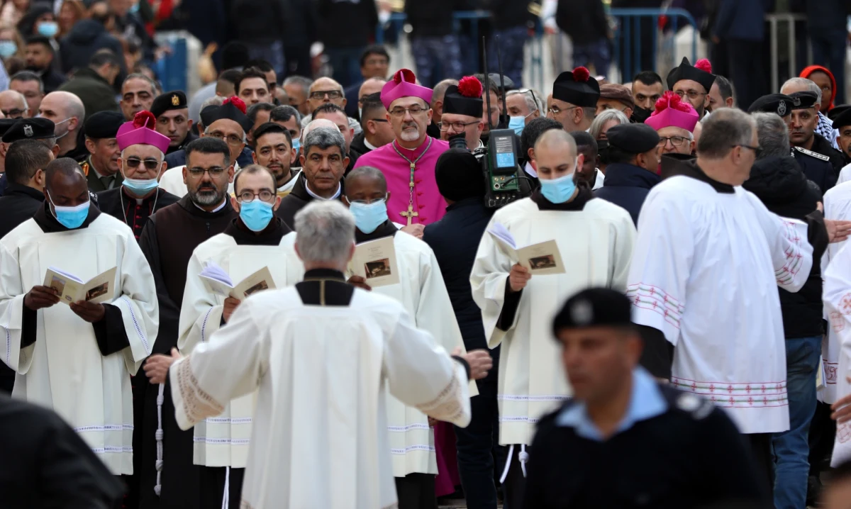 Podczas pasterki w Betlejem łaciński patriarcha Jerozolimy arcybiskup Pierbattista Pizzaballa wyraził zadowolenie, że tegoroczne celebracje były "z pewnością bardziej radosne" niż w roku poprzednim, mimo że brakowało zwyczajowych tysięcy pielgrzymów.