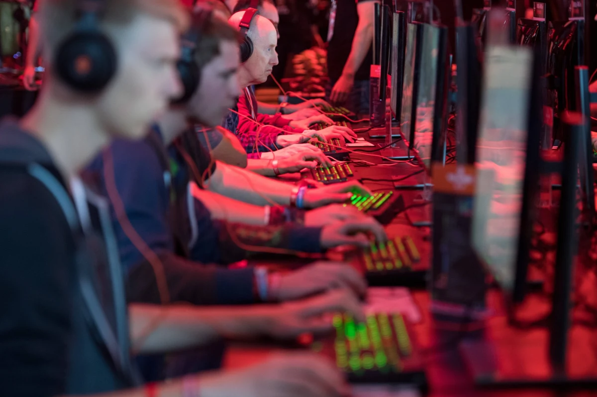 ​W Rosji rusza nietypowy proces w sprawie o tworzenie szkodliwych programów komputerowych. Jak zwykle w takich sytuacjach chodziło np. o hakerskie oprogramowanie, tak teraz chodzi o pisanie... botów do gier komputerowych. Firma Wargaming - wydawca popularnych gier sieciowych World of Tanks i World of Warships - wylicza szkody na kilkaset milionów rubli.