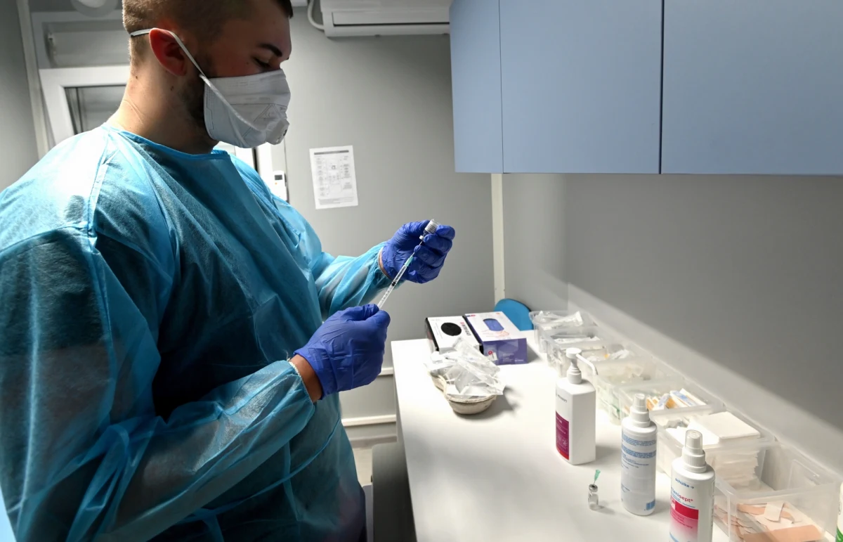 Około 75 proc. polskich studentów deklaruje, że zaszczepiło się przeciwko Covid-19, a trochę ponad połowa, że zamierza przyjąć dawkę przypominającą - wynika z ankiety, którą przeprowadzono na 160 polskich uczelniach.