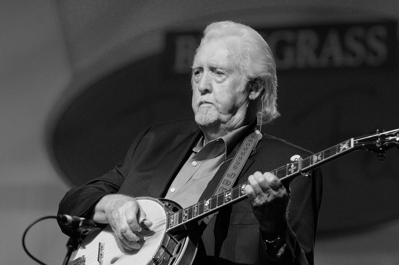 J.D Crowe – wirtuoz gry na banjo, wokalista oraz jedna z najważniejszych postaci muzyki bluegrass – zmarł 24 grudnia w swoim domu. Miał 84 lata. Nie podano przyczyny śmierci muzyka.