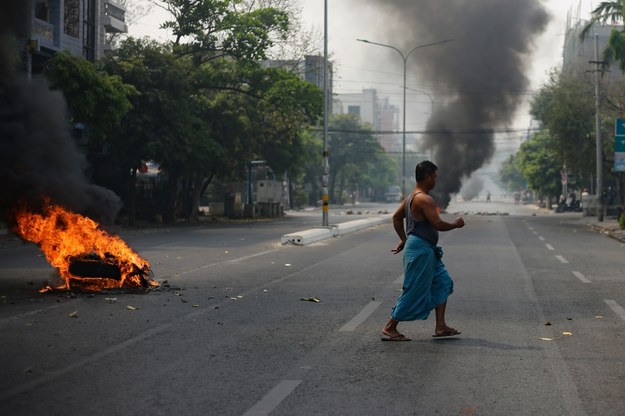 Mjanma: W spalonych samochodach znaleziono ponad 30 zwęglonych ciał