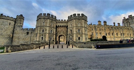 19-latek wtargnął na teren zamku w Windsorze, w którym przebywała królowa Elżbieta. Mężczyzna mógł posiadać "broń ofensywną" – przekazała brytyjska policja. Został zatrzymany. 