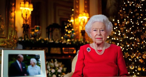 Brytyjska królowa Elżbieta II w wyemitowanym tradycyjnym bożonarodzeniowym orędziu do narodu w bardzo osobisty sposób wspominała zmarłego w tym roku męża księcia Filipa, a także odniosła się do pandemii Covid-19, która ponownie jest powodem ograniczeń w czasie świąt. "Chociaż jest to czas wielkiego szczęścia i radości dla wielu, Boże Narodzenie może być trudne dla tych, którzy stracili bliskich. W tym roku szczególnie rozumiem dlaczego. Ale w miesiącach od śmierci mojego ukochanego Filipa czerpałam wielką pociechę z ciepła i uznania z licznych hołdów dla jego życia i działania płynących z całego kraju, Wspólnoty Narodów i świata" - powiedziała monarchini.