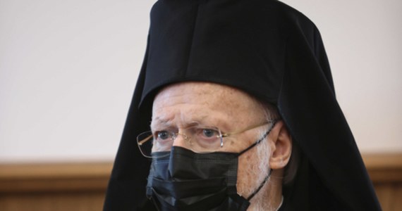 Ekumeniczny patriarcha Konstantynopola Bartłomiej I zakaził się koronawirusem i ma łagodne objawy choroby - poinformował rosyjski dziennik "Kommiersant", powołując się na służby prasowe patriarchatu. Przekazały one, że stan 81-letniego duchownego jest dobry.