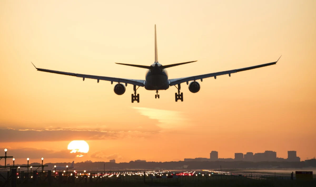 Około 6300 lotów zostało odwołanych przez linie lotnicze na całym świecie w świąteczny weekend. To wariant koronawirusa Omikron zakłócił podróże w czasie świąt, głównie z powodu kwarantann pilotów i personelu latającego - informuje AFP. 