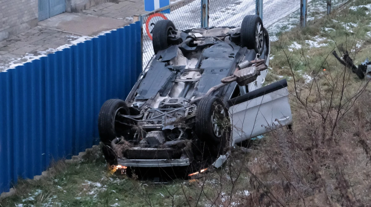 Od lat najwięcej tragicznych wypadków na polskich drogach powodują młodzi, niedoświadczeni kierowcy - ocenił w rozmowie z PAP komisarz Robert Opas z Biura Ruchu Drogowego Komendy Głównej Policji. 