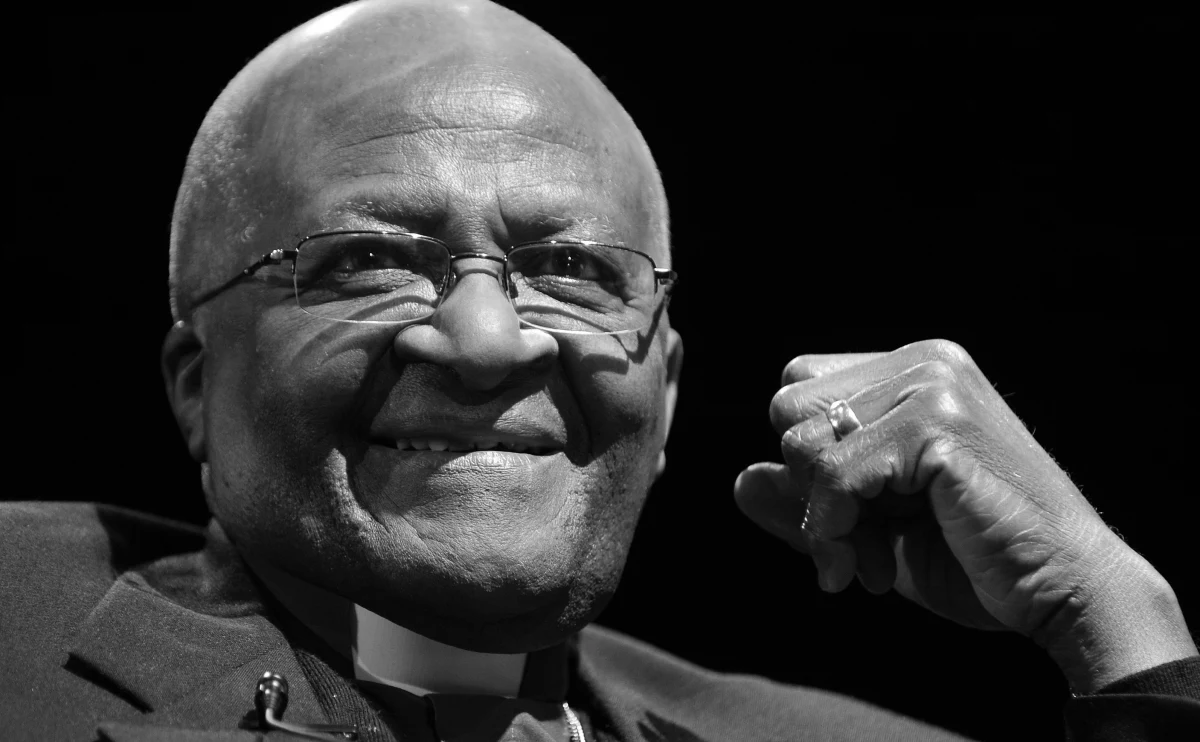W wieku 90 lat zmarł w niedzielę abp Desmond Tutu, w latach 1986-1996 zwierzchnik Kościoła Anglikańskiego Południowej Afryki i laureat Pokojowej Nagrody Nobla przyznanej mu w 1984 r. w uznaniu za walkę z apartheidem i wysiłki na rzecz pojednania narodowego w RPA.