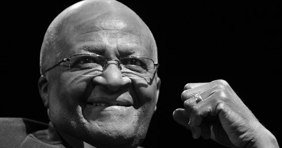 W wieku 90 lat zmarł w niedzielę abp Desmond Tutu, w latach 1986-1996 zwierzchnik Kościoła Anglikańskiego Południowej Afryki i laureat Pokojowej Nagrody Nobla przyznanej mu w 1984 r. w uznaniu za walkę z apartheidem i wysiłki na rzecz pojednania narodowego w RPA.