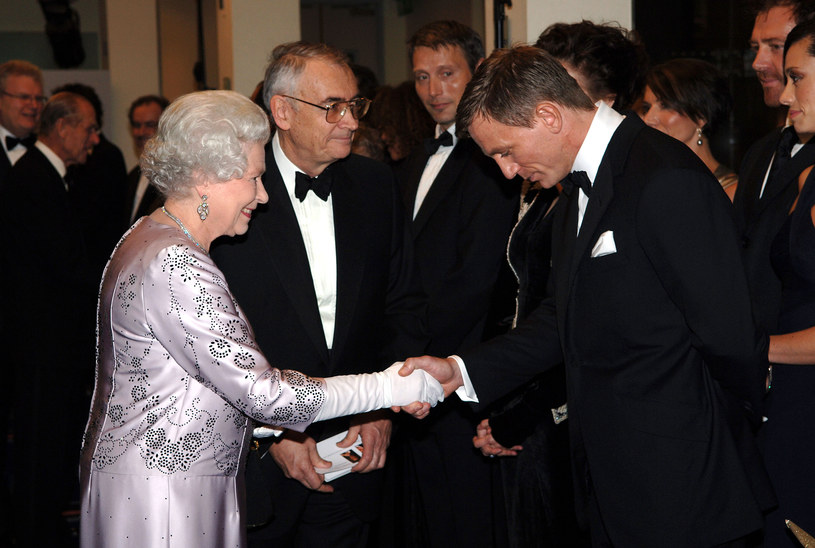 Daniel Craig ma otrzymać z rąk królowej Elżbiety II order św. Michała i św. Jerzego - informuje brytyjska prasa. Odtwórca roli Jamesa Bonda zostanie więc wkrótce sir Danielem Craigiem. 
