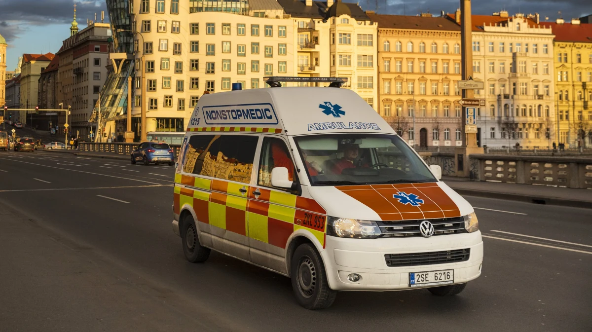 ​32 mieszkańców domu w praskiej dzielnicy Modrzany trafiło w sobotę wieczorem na ostry dyżur w związku z zatruciem tlenkiem węgla. Spośród 32 poszkodowanych w szpitalach  pozostawiono na obserwację 27 osób. Nikt nie stracił przytomności - podało na Twitterze praskie pogotowie.