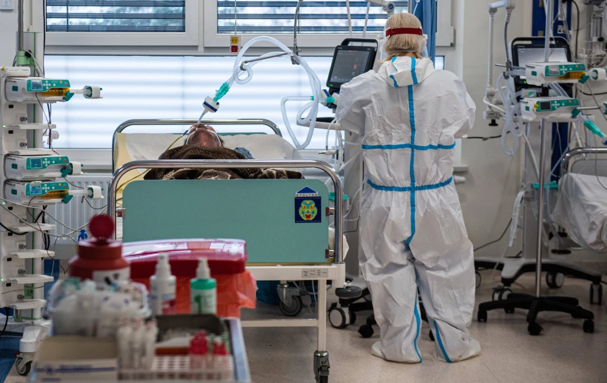 6 252 nowych zakażeń koronawirusem wykryto minionej doby w Polsce. To najmniej nowych przypadków od początku listopada. 16 chorujących z Covid-19 zmarło. 