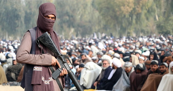 ​Od niedzieli w Afganistanie obowiązuje zakaz podróżowania kobiet bez asysty bliskich męskich krewnych na odcinku dłuższym niż 72 km. Firmy transportowe i prywatni przewoźnicy będą podlegać karze, jeśli złamią ten zakaz. Nie wolno przewozić kobiet bez hidżabu.