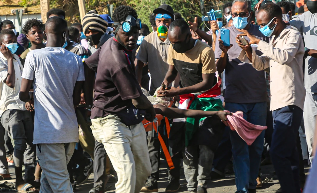 Ponad 200 osób zostało rannych podczas sobotnich zamieszek w Chartumie, stolicy Sudanu. Większość to protestujący, którzy sprzeciwiają się wojskowej dyktaturze. Władze podały z kolei, że wśród poszkodowanych jest blisko 60 policjantów, osoby odpowiedzialne za przemoc zostały aresztowane i staną przed sądem. 