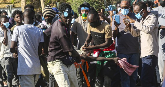 Ponad 200 osób zostało rannych podczas sobotnich zamieszek w Chartumie, stolicy Sudanu. Większość to protestujący, którzy sprzeciwiają się wojskowej dyktaturze. Władze podały z kolei, że wśród poszkodowanych jest blisko 60 policjantów, osoby odpowiedzialne za przemoc zostały aresztowane i staną przed sądem. 