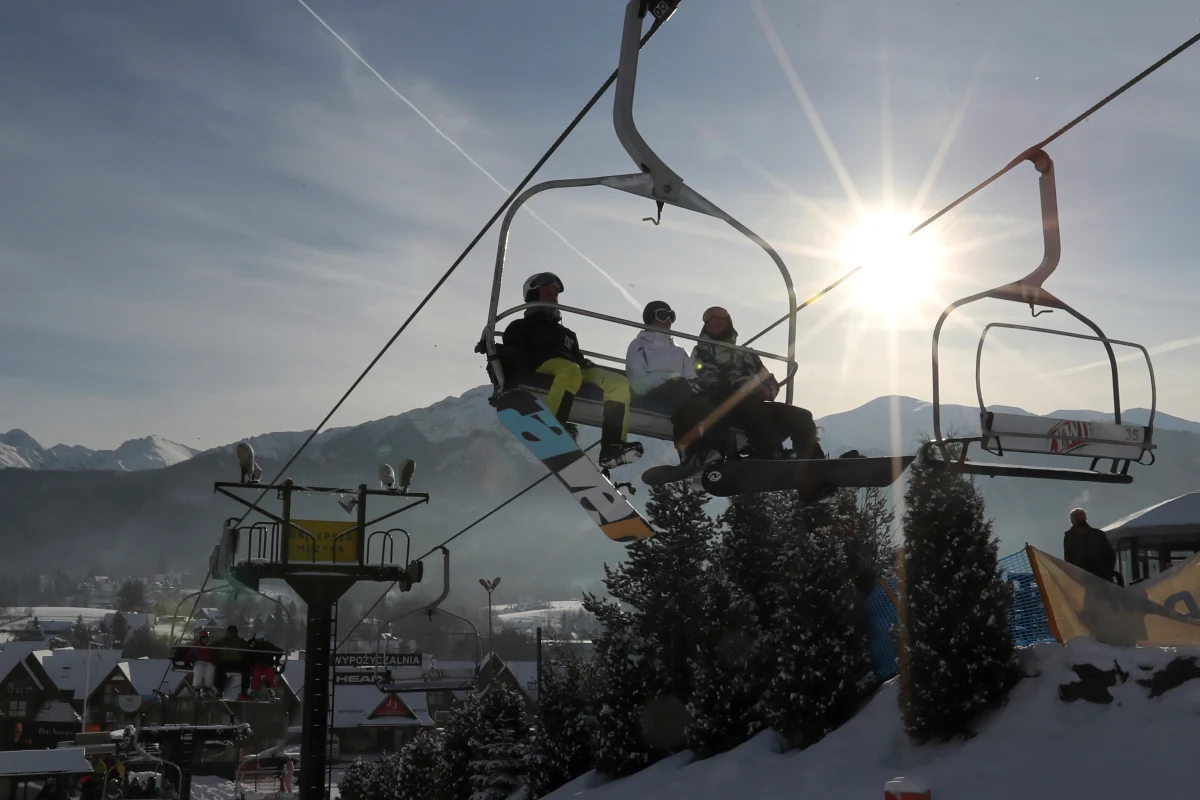 Instytut Meteorologii i Gospodarki Wodnej wydał ostrzeżenia pierwszego stopnia przed silnym mrozem dla większości województw. W niektórych regionach temperatura może spaść w nocy nawet do -18 stopni Celsjusza. 