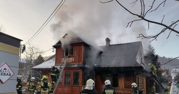 Pożar poważnie zniszczył stary, góralski, drewniany dom w Szczyrku. Ogień wybuchł w niedzielę po południu. Dyżurny komendy bielskiej straży pożarnej poinformował, że nikt nie został poszkodowany. Mieszkańcy bezpiecznie opuścili dom przed przyjazdem ratowników.