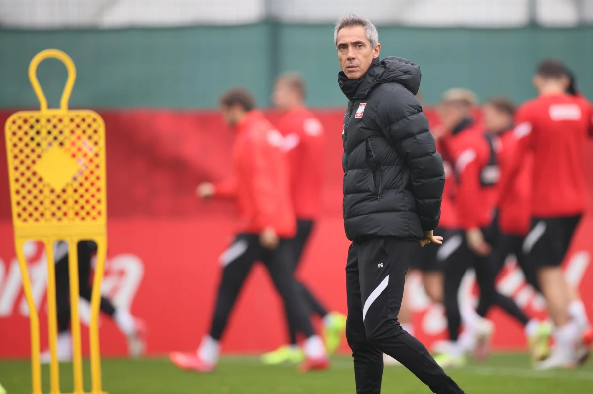 "Dziś zostałem poinformowany przez Paulo Sousę, że chce rozwiązać za porozumieniem stron kontrakt z PZPN z powodu oferty z innego klubu" - oświadczył prezes Polskiego Związku Piłki Nożnej Cezary Kulesza. Jak podkreślił, nie zgodził się na propozycję szkoleniowca. Zachowanie trenera piłkarskiej reprezentacji Polski nazwał też skrajnie nieodpowiedzialnym i niezgodnym z wcześniejszymi deklaracjami. 