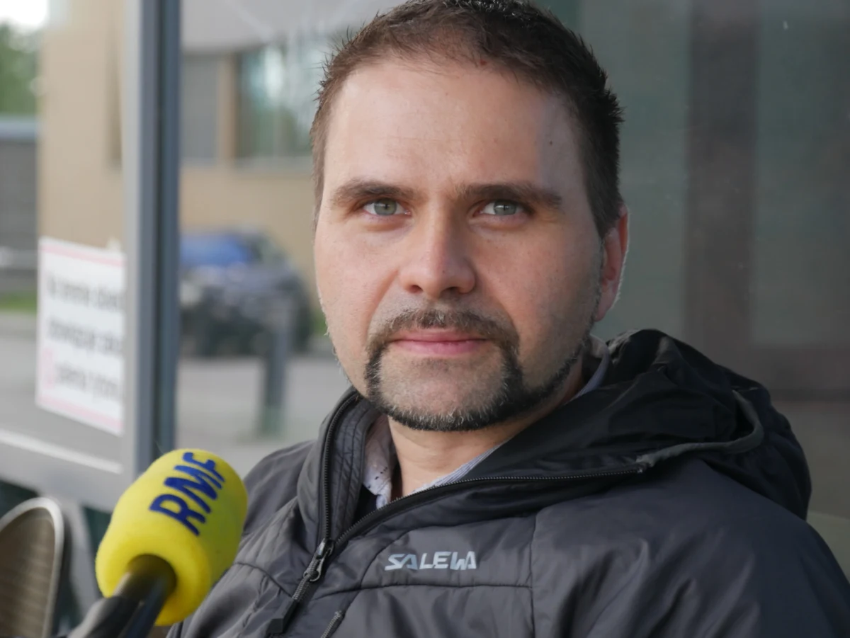 "Jeżeli będzie optymistyczny scenariusz i wariant Omikron będzie łagodniejszy od Delty to dalej nie będzie tak, że przejdziemy przez to suchą nogą" – mówi w rozmowie z RMF FM wirusolog, prof. Krzysztof Pyrć z Małopolskiego Centrum Biotechnologii UJ, pytany o rozwój epidemii koronawirusa w Polsce. "Jeżeli wszyscy będziemy chorować, to będzie miało swoje konsekwencje w zatkaniu służby zdrowia, będzie miało swoje konsekwencje w problemach ekonomicznych. Również będzie miało swoje konsekwencje w całym naszym życiu społecznym" - tłumaczy ekspert. "Jeżeli ten wariant będzie w stanie powodować ciężką chorobę u osób, które były szczepione i on nie będzie łagodniejszy, to przy takich wzrostach, kompletnym braku strategii przeciwdziałania tym wzrostom i bardzo dużym rozprężeniu społecznym w kwestii pandemii niestety ta wiosna może być katastrofalna" – ostrzega członek Rady Medycznej przy premierze. 