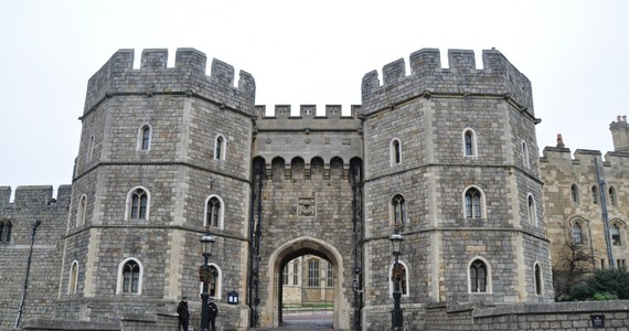Londyńska policja poinformowała, że zatrzymała mężczyznę uzbrojonego w kuszę, który próbował włamać się do zamku Windsor, gdzie Boże Narodzenie spędza królowa Elżbieta II. Intruz przebywa pod opieką lekarzy.
