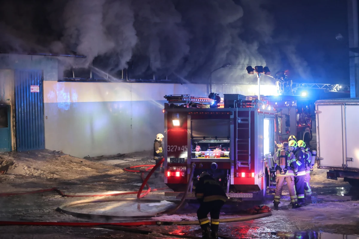 Około 60 strażaków walczy z pożarem w Łodzi – poinformowała wieczorem Komenda Miejska Państwowej Straży Pożarnej. Ogień pojawił się w hurtowni zabawek. 