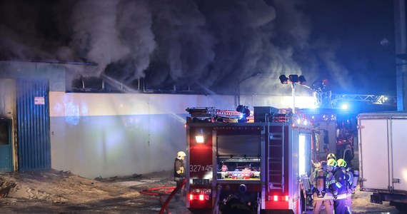 Około 60 strażaków walczy z pożarem w Łodzi – poinformowała wieczorem Komenda Miejska Państwowej Straży Pożarnej. Ogień pojawił się w hurtowni zabawek. 