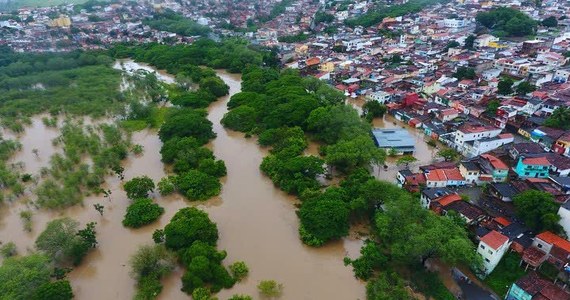 Co najmniej 18 ofiar śmiertelnych, blisko 300 rannych i dziesiątki tysięcy pozbawionych dachu na głową – to skutki powodzi, która dotknęła blisko 40 miast w Brazylii w stanie Bahia. 