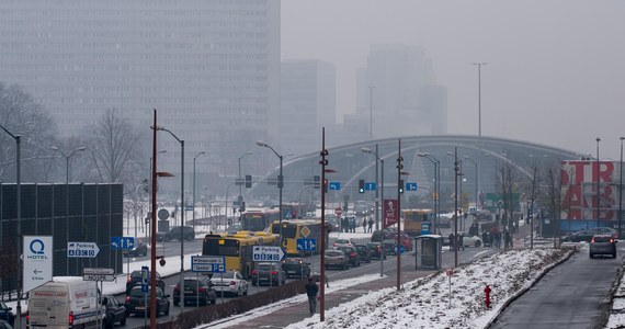 Fatalna jakość powietrza w co najmniej kilku regionach Polski. Alert w tej sprawie rozesłało w poniedziałek Rządowe Centrum Bezpieczeństwa. 
