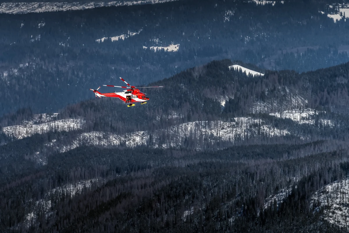 Ratownicy TOPR polecieli wczoraj śmigłowcem po nieprzygotowaną do górskich wędrówek turystkę. Kobieta utknęła na Goryczkowej Czubie. Nie miała butów do wędrówek po górach. Była za to widoczna dla ratowników, ponieważ miała różową kurtkę.