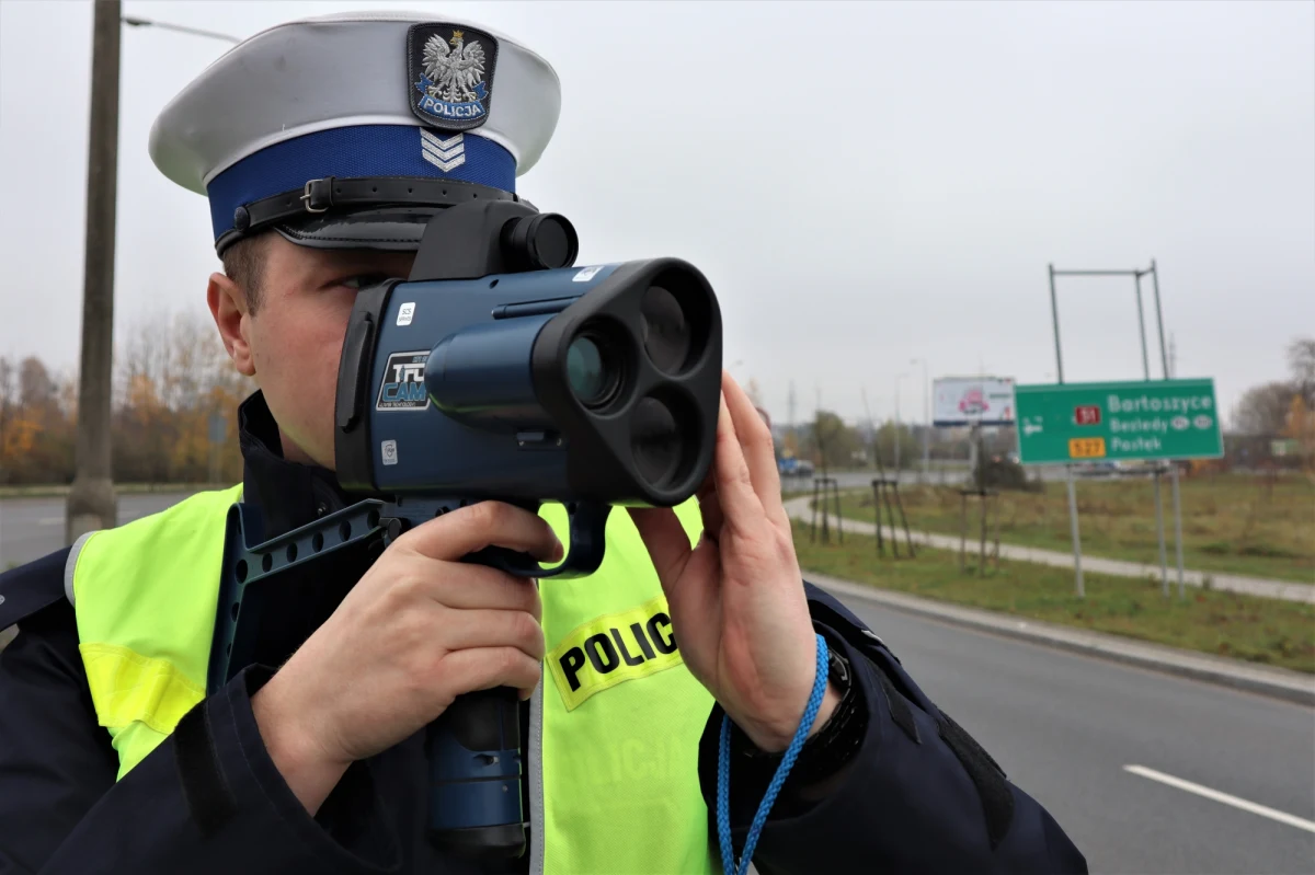 2 500 złotych będzie wynosił najwyższy mandat za przekroczenie prędkości o ponad 70 km/h. Najniższy mandat za prędkość zostaje bez zmian - to 50 złotych. Więcej zapłacimy za rozmawianie przez telefon podczas jazdy za kierownicą. Znamy najnowszy taryfikator mandatowy, który zacznie obowiązywać od 1 stycznia 2022 roku.