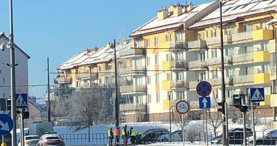 ​Z powodu mrozu pękła szyna tramwajowa na torowisku w ul. Janowicza w Olsztynie. Ekipa naprawcza szacuje, że naprawienie jej zajmie ok. 6-8 godzin. Nie kursują tramwaje linii nr 1 i 2.