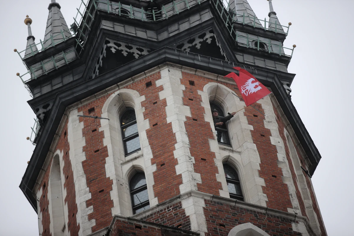 ​Flaga powstania wielkopolskiego, która w poniedziałek zawisła na wieży Bazyliki Mariackiej, upamiętnia zryw sprzed 103. lat. "Wielkopolanie podeszli do tego dość pragmatycznie" - ocenił Robert Kaźmierczak, zastępca dyrektora Instytutu Książki w Krakowie.