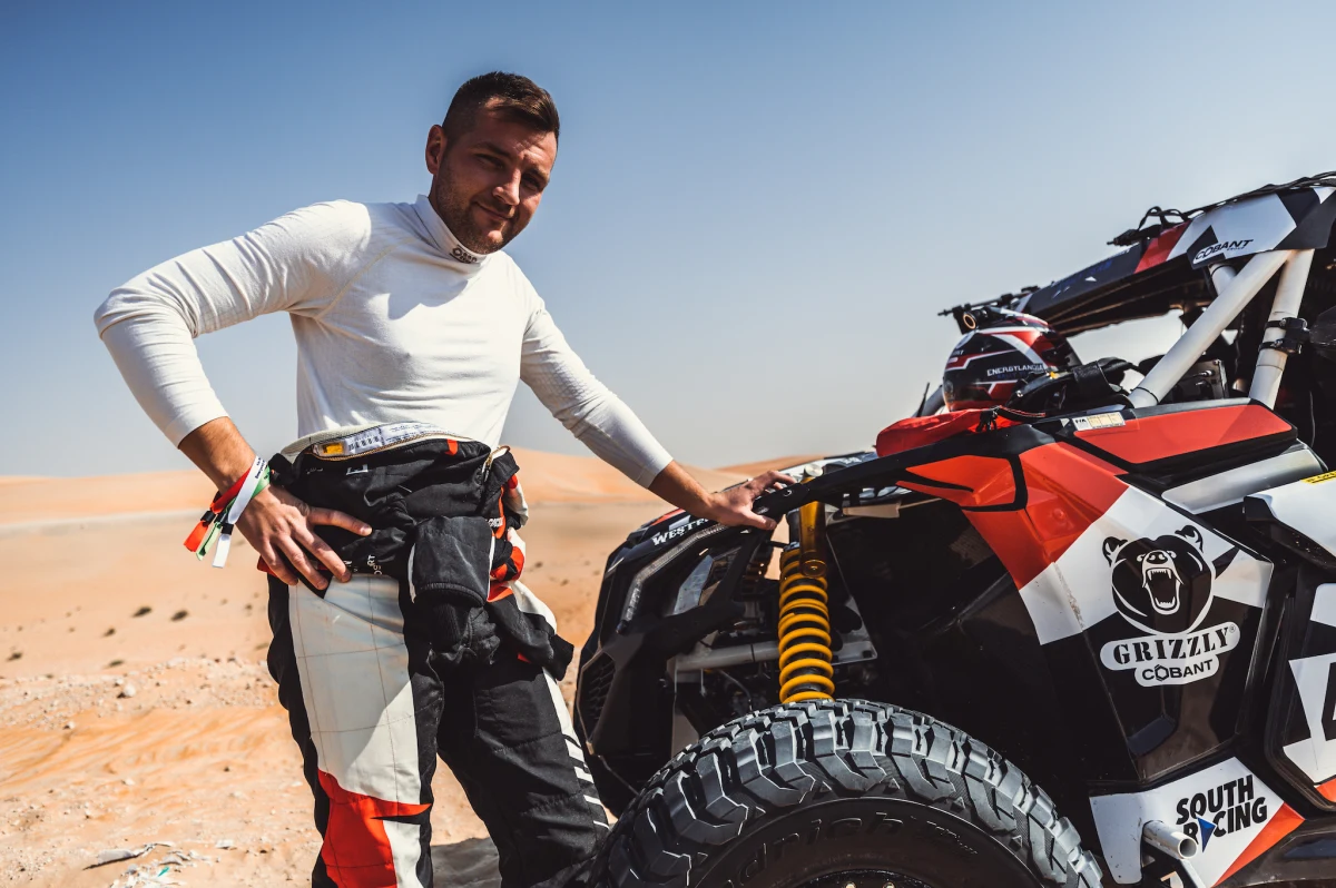 Ściganie na piaskach w Arabii Saudyjskiej rozpocznie się pierwszego stycznia. Dwie załogi Cobant Energylandia Rally Team wyruszyły już na najtrudniejszy rajd świata - Dakar. Michał Goczał i Szymon Gospodarczyk oraz Marek Goczał i Łukasz Łaskawiec są wymieniani w gronie faworytów w klasyfikacji T4 czyli lekkich samochodów. "Na poprzednim Dakarze zajęliśmy pierwsze i drugie miejsce w kategorii debiutantów. Chciałbym, żebyśmy to przenieśli do klasyfikacji generalnej" - zaznacza Michał Goczał, z którym o drugim starcie w Dakarze, przygotowaniach do niego, a także celach na rajd rozmawiał Wojciech Marczyk z redakcji sportowej RMF FM. 