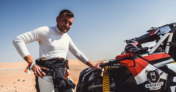 Ściganie na piaskach w Arabii Saudyjskiej rozpocznie się pierwszego stycznia. Dwie załogi Cobant Energylandia Rally Team wyruszyły już na najtrudniejszy rajd świata - Dakar. Michał Goczał i Szymon Gospodarczyk oraz Marek Goczał i Łukasz Łaskawiec są wymieniani w gronie faworytów w klasyfikacji T4 czyli lekkich samochodów. "Na poprzednim Dakarze zajęliśmy pierwsze i drugie miejsce w kategorii debiutantów. Chciałbym, żebyśmy to przenieśli do klasyfikacji generalnej" - zaznacza Michał Goczał, z którym o drugim starcie w Dakarze, przygotowaniach do niego, a także celach na rajd rozmawiał Wojciech Marczyk z redakcji sportowej RMF FM. 